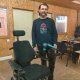 David Gouaillier présente le premier bras robotisé d’Orthopus, Supporter, attaché à un fauteuil roulant.