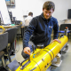 Eca Group propose une large gamme de drones sous-marins, dont l’AUV A9, drone sous-marin autonome léger pour la surveillance maritime, portuaire et environnementale, et la détection des mines sous-marines.