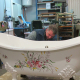 Fabrication de baignoires haut de gamme au sein de l’atelier de la PME lilloise Herbeau
