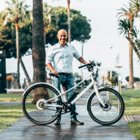 Le président Christophe Baeza et son vélo électrique hybride, le premier de ce type conçu et fabriqué en France