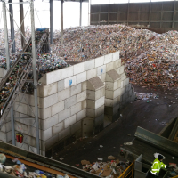 Le centre de tri Altem traite 50 000 tonnes de déchets papiers-cartons-plastiques à l'année. Il emploie 55 personnes.