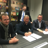 De gauche à droite, Franky Renaud et Jean-Pierre Renaud représentant la société Ren'Bocc ont signé un accord de partenariat avec Jean-Louis Roger, directeur industriel d'Europe Snacks. En arrière-plan Nicolas Eymeoud, directeur général d'Europe Snacks.