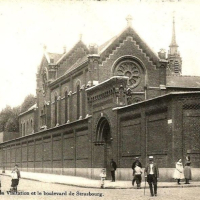 Le couvent de la Visitation de Roubaix, immortalisé en 1904 sur une carte postale. A l'abandon depuis 2012, le bâtiment a été squatté et dégradé. 