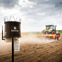 Installées dans les parcelles, les stations connectées de Sencrop permettent aux agriculteurs de mieux suivre les conditions météo dans leurs champs, et les aident dans la prise de décision. 