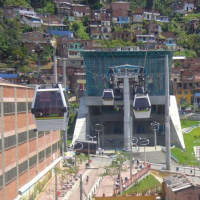 Télécabine urbain construit par Poma à Medellin, en Colombie.