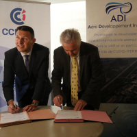 Jean-Luc Battista, président de l'association Aero Développement Industrie et Jacques Bianchi, président de la CCI du Var ont signé une convention de partenariat pour développer l'aéronautique civil sur l'aérodrome de Cuers-Pierrefeu.