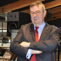 Denis Mollat, dirigeant de la librairie éponyme, dans le studio d'enregistrement de Station Ausone, sa salle de conférences.