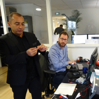 « Avec une simple puce dans la chaussure, vous avez un actif supplémentaire : vos données clients », détaille Karim Oumnia, le dirigeant du groupe Epsilon (à gauche).