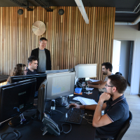 Eric Doyen (debout), le dirigeant d'ID Interactive, entouré de son équipe composée de dix salariés. 