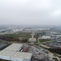 L'ancienne base logistique E. Leclerc à Saint Quentin Fallavier s'étend sur une parcelle de 20 hectares dotée d'un bâtiment de 56 000 m². Le projet de requalification, mené par Segro, vise à la construction d'un ensemble de 90 000 m² à horizon 2021.