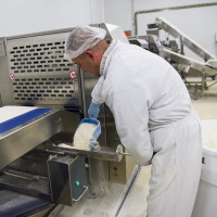 Un salarié de Biobleud, fabricant de pâtes à tarte, dans l'entreprise.  