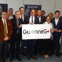 L'équipe de GwenneG entourée de partenaires et entreprises accompagnées.