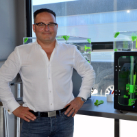 Dans sa PMI spécialisée dans la mécanique de précision, Benito Pisani, dirigeant d'EMM, utilise 2 imprimantes 3D conçues par la société niçoise Volumic 3D.