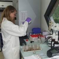 Spécialisée dans le traitement des eaux industrielles, Odyssée Environnement réalise chaque année 40 000 analyses dans son laboratoire de Requeil.