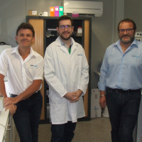 Fabrice Chaussec, directeur du site sarthois, Amaury Buvignier, docteur et ingénieur R&D, et Jérôme Mougel, directeur général d'Odyssée Environnement.