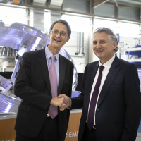 Le président fondateur de Figeac Aéro Jean-Claude Maillard (à droite) a mobilisé 37 M€ pour sa nouvelle usine de production, destinée à servir un marché de près de 480 M€ avec Safran Aircraft Engines, représenté par son président Olivier Andriès lors de l'inauguration de l'usine.