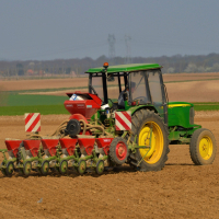 De plus en plus de tracteurs connectés, équipés de GPS et de capteurs, font leur apparition dans les champs.