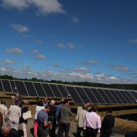 La centrale solaire du Château d'Almenêches, dans l'Orne, est équipée de 18 180 modules solaires 