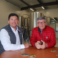 Emmanuel Bouvet et Jean-Pierre Derouet ont créé le concept de V and B en 2001, en réunissant cave à vins et cave à bière.