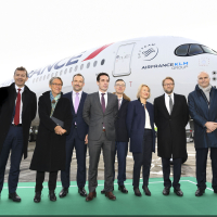 Parmi les acteurs mobilisés sur les biocarburants aéronautiques, le PDG d'Airbus Guillaume Faury (à gauche) et à ses côtés la ministre de la Transition écologique et solidaire Elisabeth Borne.