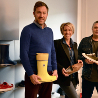 Thierry Bouville (à droite) a fondé Clément Design avec sa femme, Céline Bouville. Loïc Ribler (à gauche) est directeur commercial, en charge du développement d'Adhera, la semelle ultra adhérente créée par la société carrossoise.