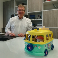 Ronan Perennou, PDG d'Actuaplast, avec le jouet fabriqué en plastique recyclé dans son usine.