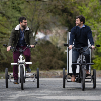 Anthony Chenut (directeur associé) et Thomas Chenut (président et fondateur) de VUF ont imaginé un vélo pulvérisateur de désinfectant. 