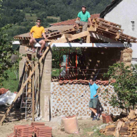 Les trois associés d'Houself mène un chantier pilote dans les Pyrénées pour tester différents matériaux bio-sourcés ou issus du réemploi.