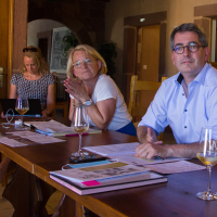 Jean Rottner, le président de la Région Grand Est a rencontré les représentants du monde viticole au Domaine Jacques Bauer et fils à Herrlisheim-près-Colmar.