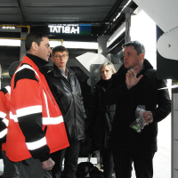 Christophe Demassiet, le dirigeant d'Econox (à droite), présente l'une des dernières réalisations de la PME, spécialisée dans la conception et la réalisation de mobilier urbain pour la collecte sécurisée des déchets. 