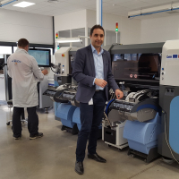 Fabrice Castes, président de Syselec, devant les nouvelles lignes automatisées de pose de composants mises en place dans la nouvelle usine de Castres.