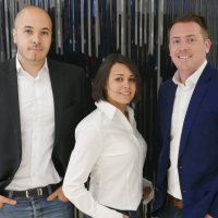 Eric Elmlas, Nathalie Chevallier et Vincent Despatin sont les trois associés de Kickmaker, un agence d’industrialisation de produits high-tech basée à Paris, Lyon et en Chine.