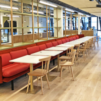 Midi et demi exploite une quinzaine de restaurants d'entreprise dans l'Ouest et un restaurant grand public à Nantes.