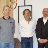 David Andreu, entouré de David Guiraud et Serge Renaux, tous trois cofondateurs de Neurinnov.