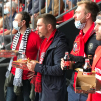Des supporters du Stade Rennais parés de leurs emballages alimentaires fabriqués par Flycup Packaging.