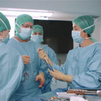 Grâce à son partenariat avec le CHRU de Brest, l’entreprise Oxyledger a pu tester sa solution de traçabilité des dispositifs médicaux implantables au cœur même de blocs opératoires.