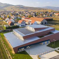 Les panneaux photovoltaïques de Voltec Solar séduisent collectivités et entreprises pour équiper leurs bâtis comme ici la salle communale de la Vigneraie à Wettolsheim, près de Colmar.