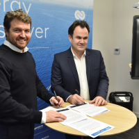 Victorien Erussard (à gauche), fondateur d’Energy Observer et Erwan Guyot, président de Guyot Environnement, signent leur partenariat devant la presse.