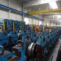 Pour produire le Véritube, les équipes d’ArcelorMital partent d’une bobine d’acier, qui est repliée puis formée en tube grâce à des galets.