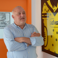 Edouard Carvallo, président d’Hyperion Développement, devant le maillot de l’équipe interne. Le rugby compte beaucoup ce chef d’entreprise. ADX Groupe est d’ailleurs l’un des sponsors de l’équipe de Colomiers.