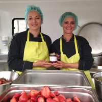 Faustine Bochu et Julie Hermet ont fondé l’Économie pour offrir une seconde vie aux fruits et légumes.