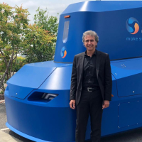 Gilbert Rosso, directeur général adjoint d'Eca Group et responsable de la division Aerospace basée à Toulouse, présente un nouveau robot autonome destiné aux industriels et aux logisticiens.