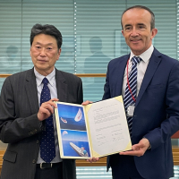 Daisuke Arai, directeur général du japonais Kawasaki Kisen Kaisha, et Vincent Bernatets, cofondateur et président d'Airseas, ont signé un partenariat de coopération technologique autour du système Seawing de voile géante automatisée pour navire de la start-up nantaise.