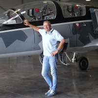 François Dubreuil, président fondateur de Top Gun Voltige, TPE spécialiste de la voltige aérienne et du vol en avion de chasse en Vendée.