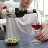 Le Petit Béret vend sa boisson au goût de vin sans alcool dans 41 pays dans le monde.