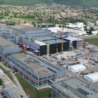 Le site STMicroelectronics à Crolles va s'étendre avec une nouvelle usine dédiée à la production de semi-conducteurs 300 mm.