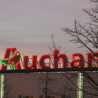 Dans une situation difficile après un déficit record en 2018, Auchan Retail multiplie les mesures drastiques.