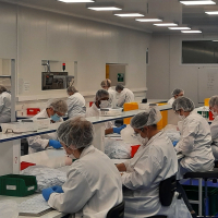 Production de tests de dépistage du Covid-19 chez NG Biotech. La PME bretillienne accélère également dans la fabrication de nouveaux produits.