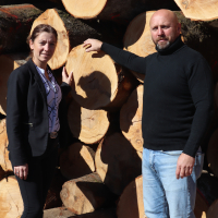 Angélique et Mickaël Oudin, dirigeants de l’entreprise Vosges Bois Développement, ont repris la scierie en mars 2022.