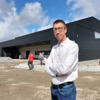 Philippe Gueguen, responsable territoire Finistère, suit les travaux du futur siège d’Evel’Up à Plouédern. Livraison prévue fin 2022.